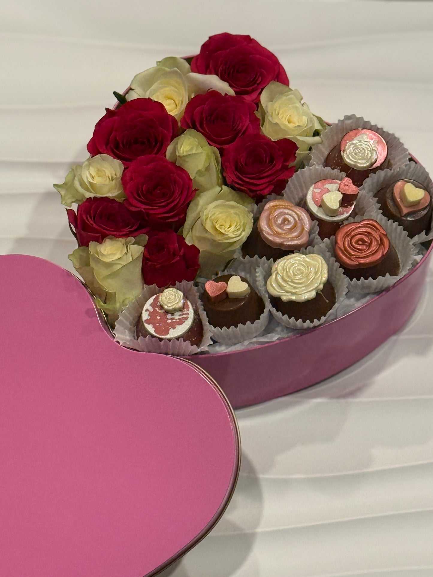 Valentine's Heart Box - Roses & Dubai Chocolate Cups